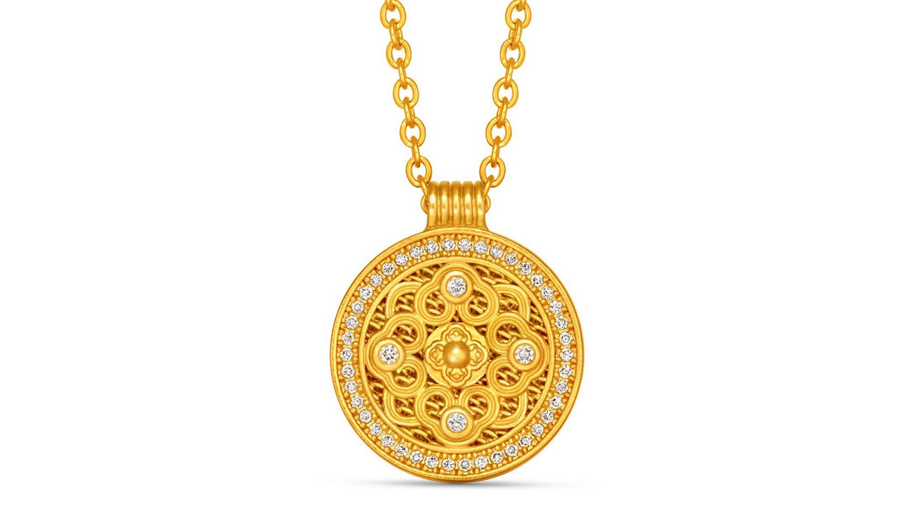 The round gold necklace with fine carvings and shiny diamonds adds a touch of elegance.