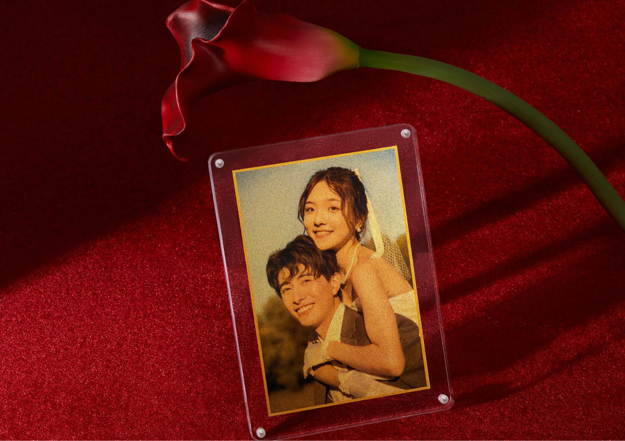  A pure gold heartfelt card combines art and emotion.