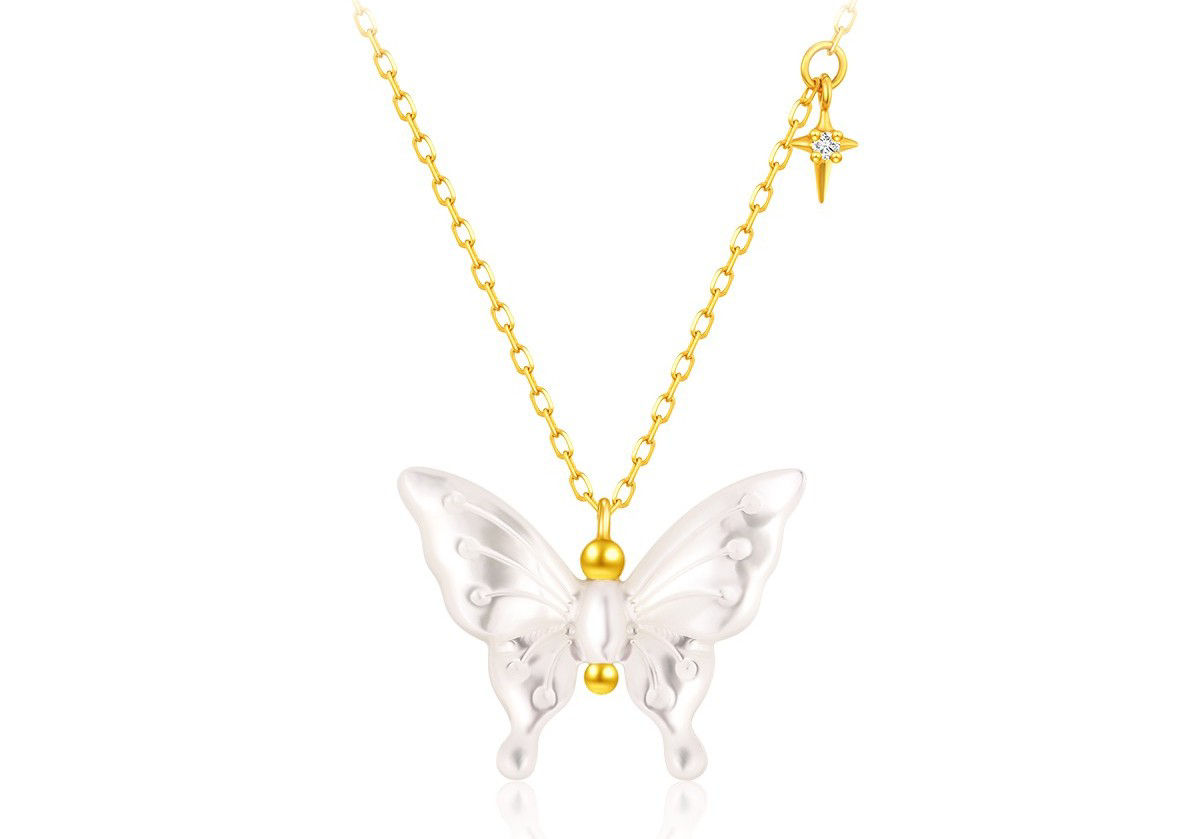 A diamond-studded pearl 18K gold necklace with a moonlight butterfly design creates a rich visual effect.