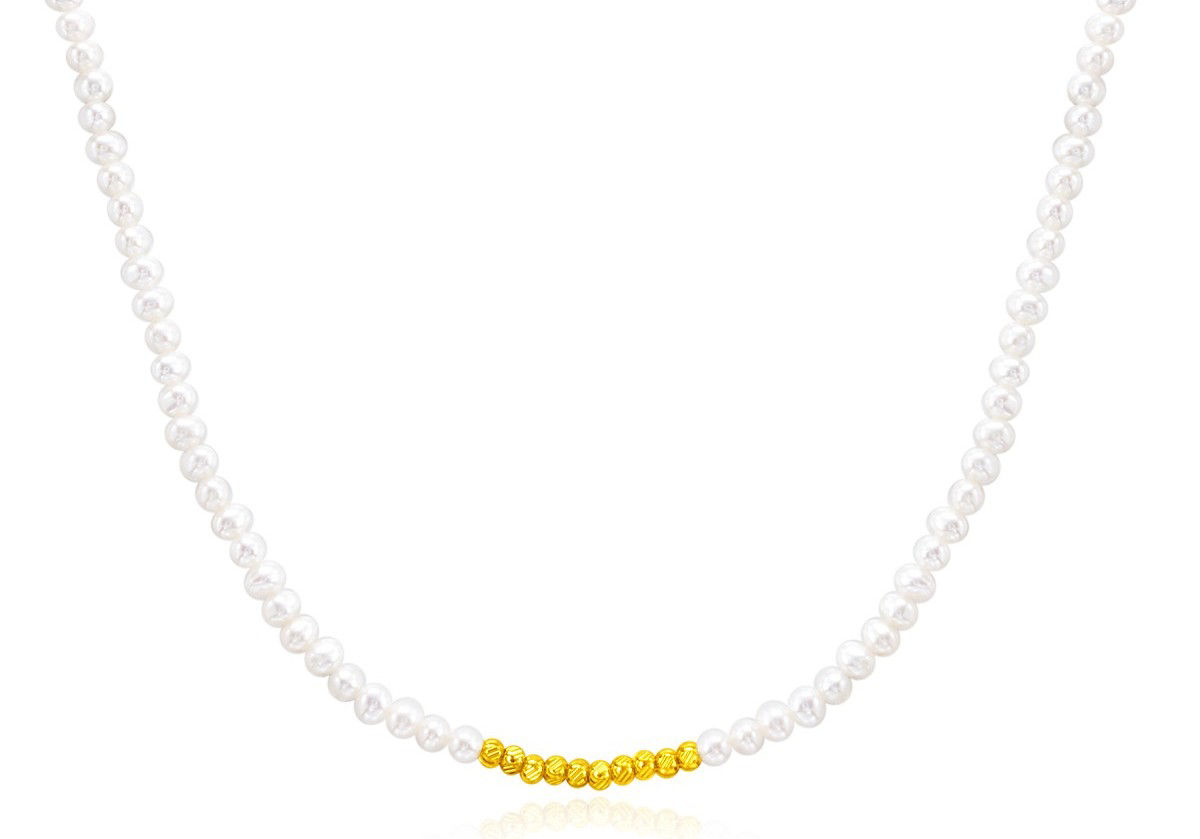 The delicate pearl necklace combined with 999 pure gold perfectly merges the unique charm of different materials.