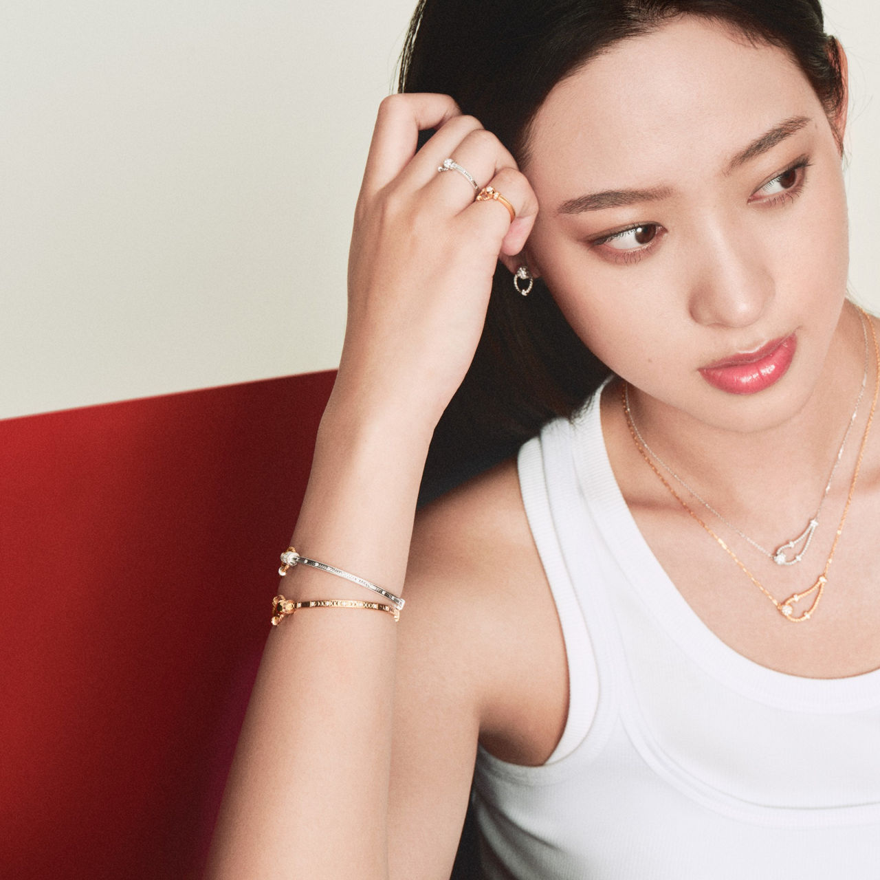 An in-depth analysis of the composition and characteristics of gold, 18K white gold, and 18K rose gold, highlighting their unique charms, suitable occasions, and Chow Tai Fook's jewellery recommendations.