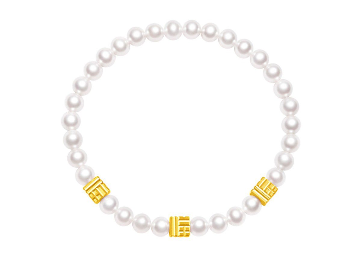 A pearl necklace featuring a gold bead engraved with "Fu(福)", delivering abundant blessings. 