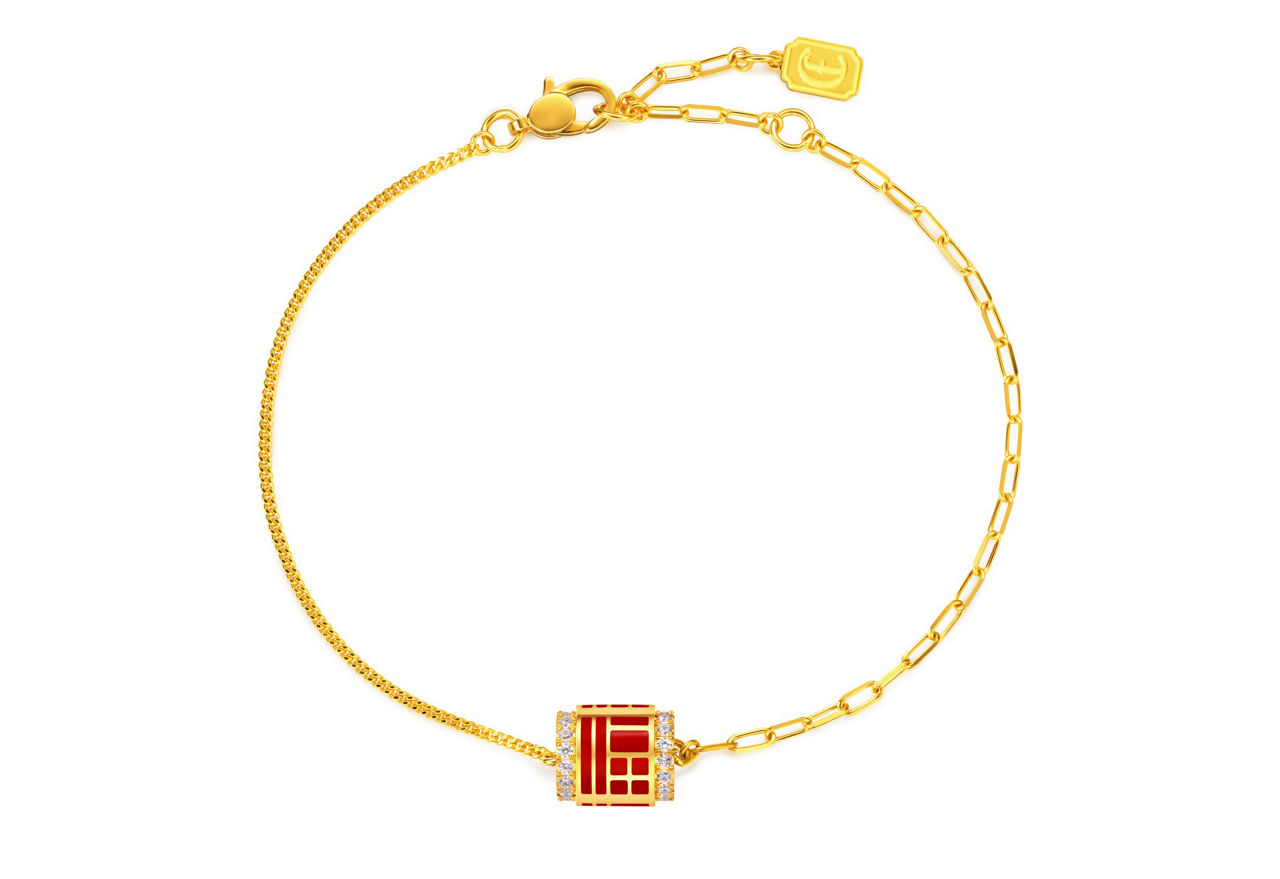 A pure gold bracelet paired with diamonds, showcasing timeless classic beauty.