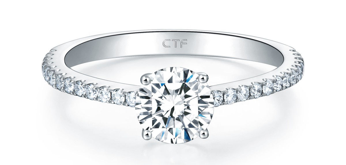 A classic and refined white gold diamond ring: simple yet radiant.
