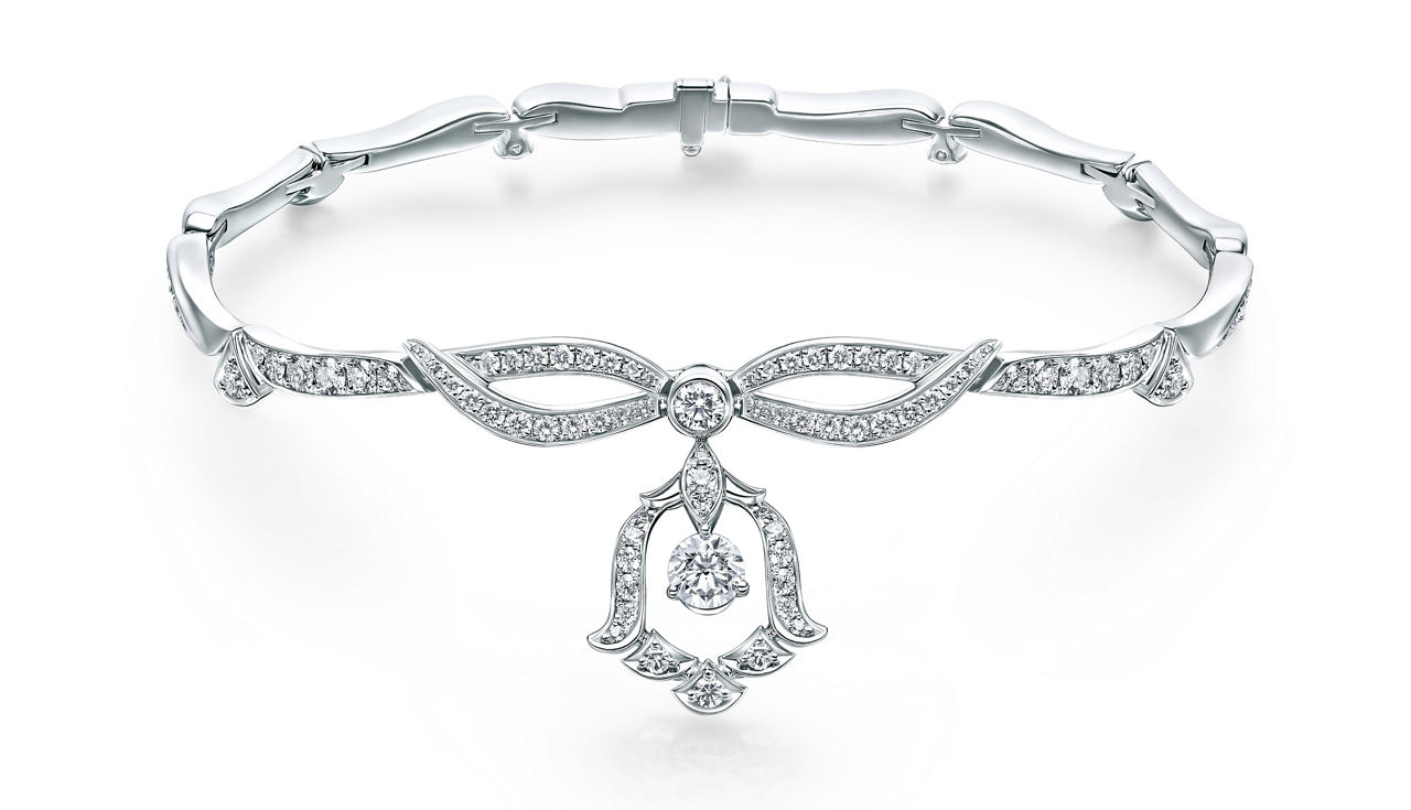 A white gold diamond bracelet with a lily-of-the-valley design, exquisite and lively.