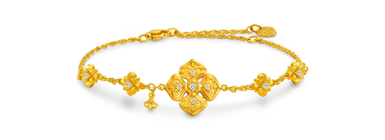 融合柿蒂紋樣與璀璨鑽石的足金手鏈，寓意事事如意、團圓美滿。