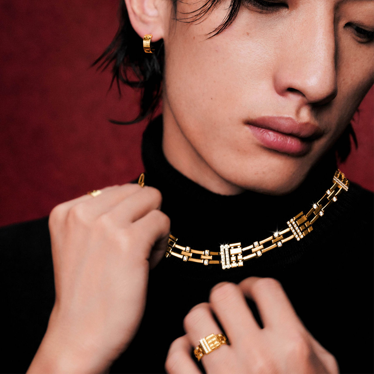 Explore tips for choosing men's rings and necklaces, from 999.9 gold to diamonds, showcasing unique style and charisma with men's jewellery.