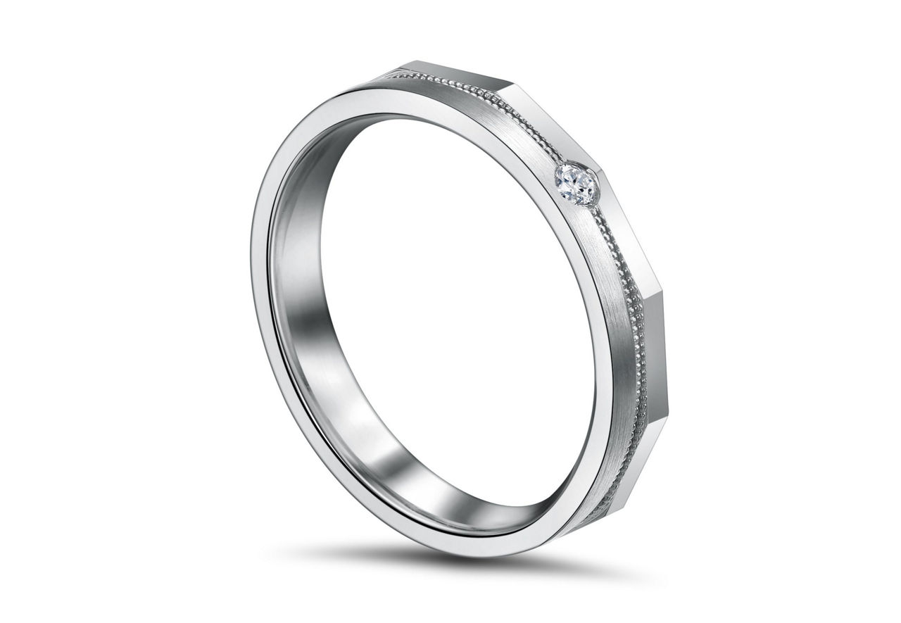 A dazzling white gold diamond ring, featuring exquisite cuts that exude modern elegance.