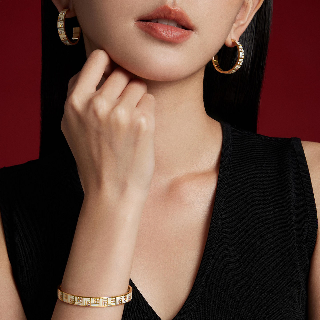 Chow Tai Fook's Rouge Collection elegantly embodies the essence of "Fu" (blessing) through its exquisite design.