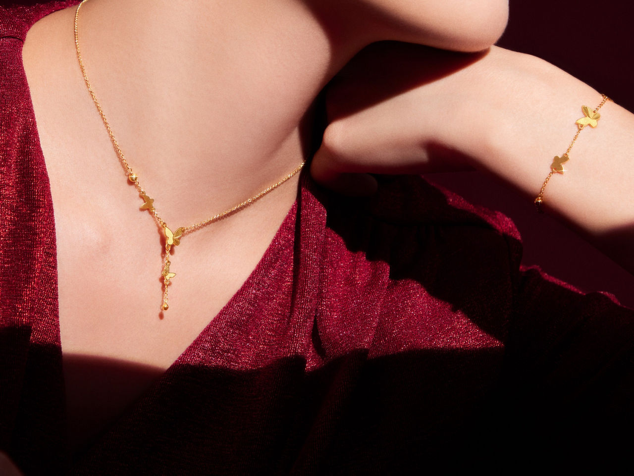 Master the art of jewellery pairing and elevate your fashion taste with pearl, gold, and rose gold accessories, adding elegance and sophistication to your look. Explore Chow Tai Fook designs for autumn and winter styling inspiration.