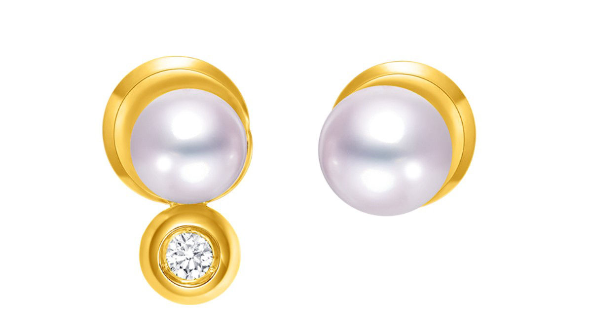 Pearl and gold combined earrings showcase elegance and luxury.