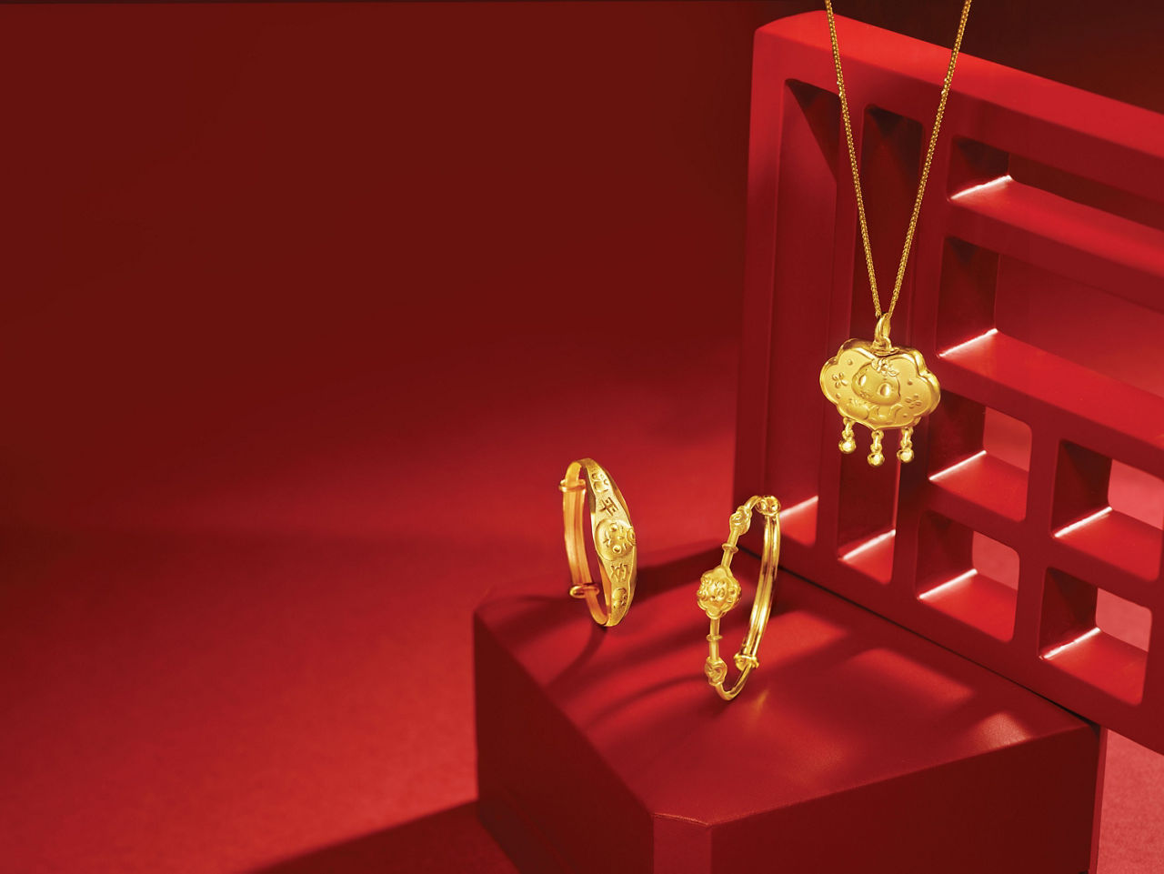 Welcome the newborn by choosing meaningful baby gold jewellery, such as gold bracelets and gold locks, as full-month gifts to bring happiness and blessings of health to the baby.