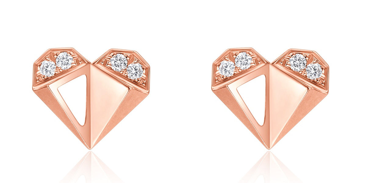 玫瑰金心形耳環，鑲嵌閃耀鑽石，展現簡約與浪漫之美。
