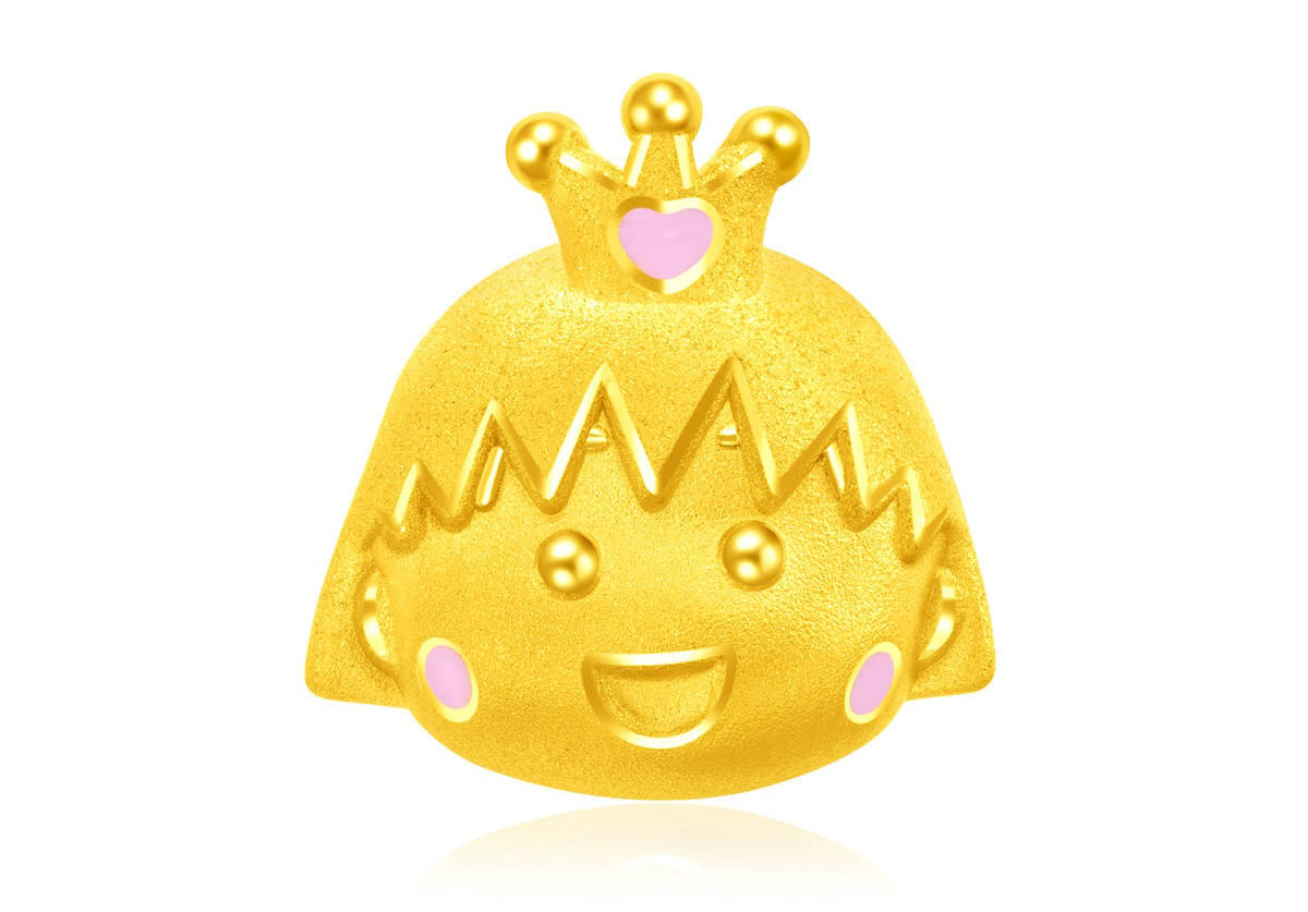 佩戴皇冠及笑臉造型的小丸子足金串飾，散發可愛甜美風格。