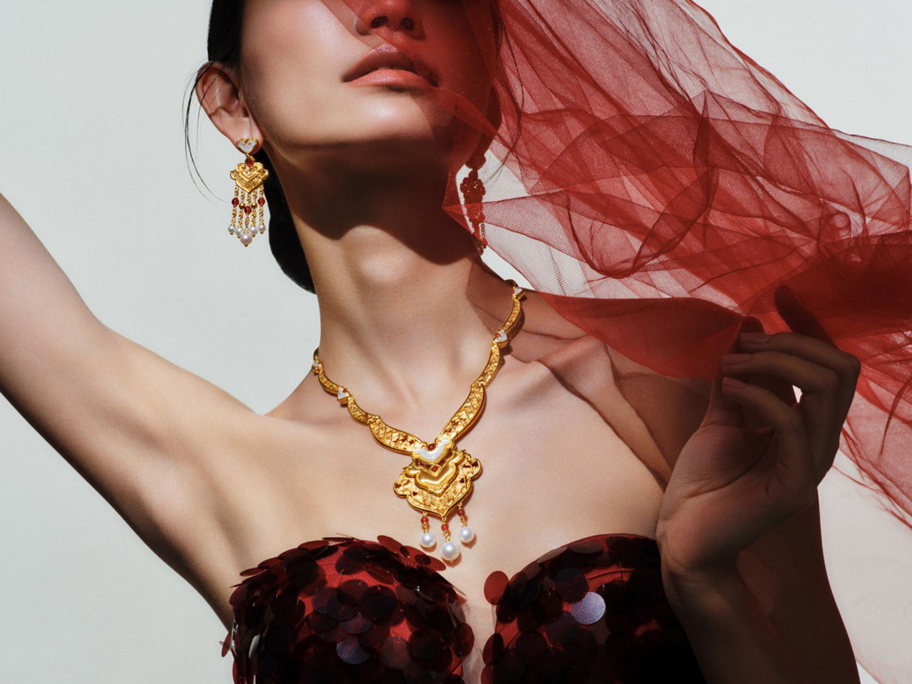 四飾金由金戒指、金耳環、金頸鏈和金手鐲四件金飾組成，各自承載著深厚的文化寓意與祝福。