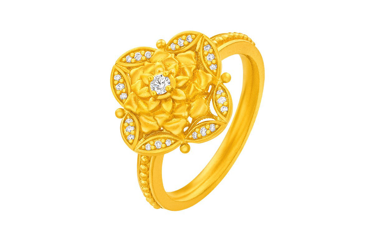 周大福國韻•傳承系列的999黃金鑽石戒指， 以金石相融的璀璨，喻示愛意歷久彌堅。