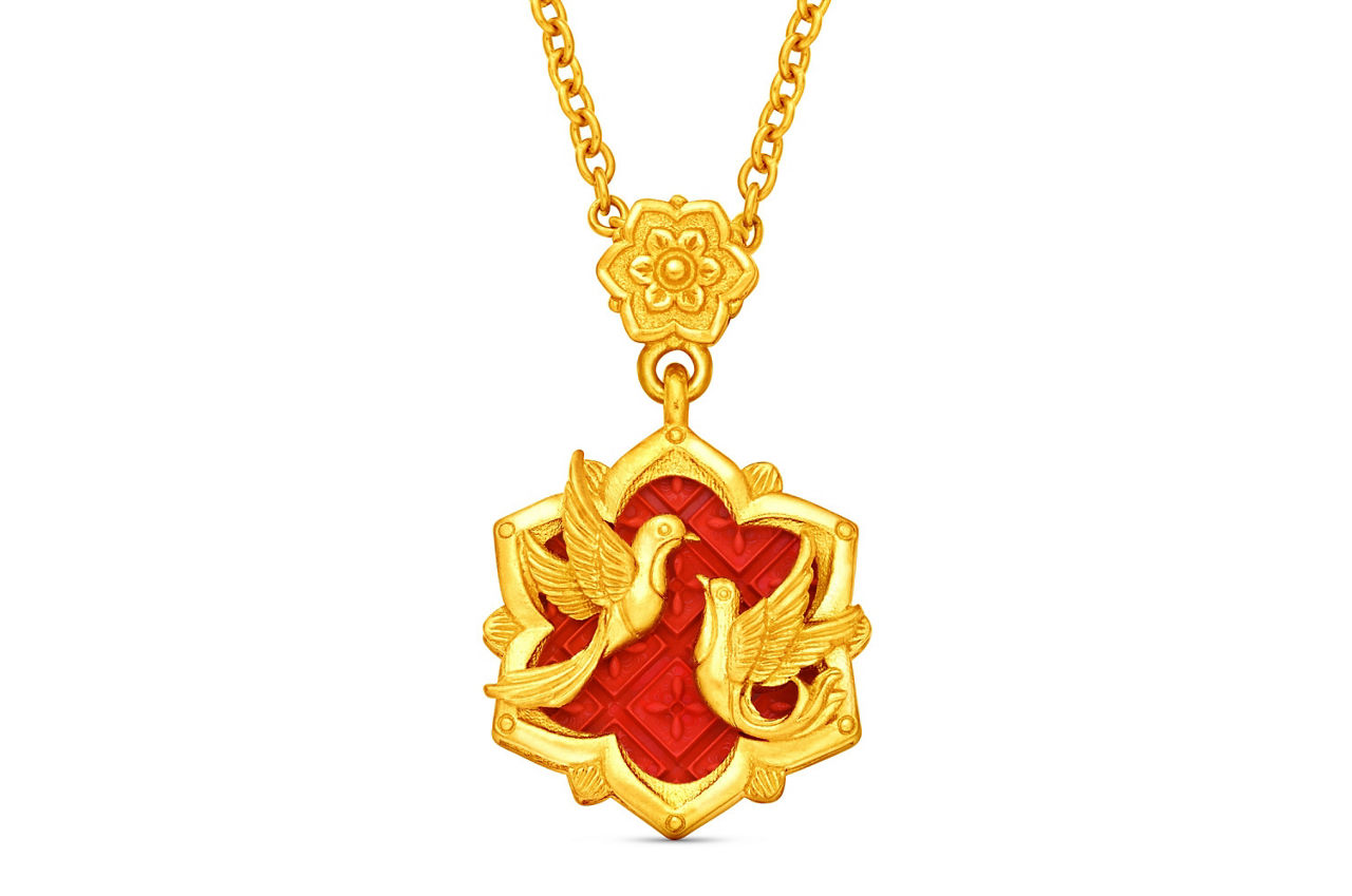 Pure gold necklace with carved lacquer craftsmanship, featuring a red enamel magpie design symbolizing good news, marital love, and family harmony.