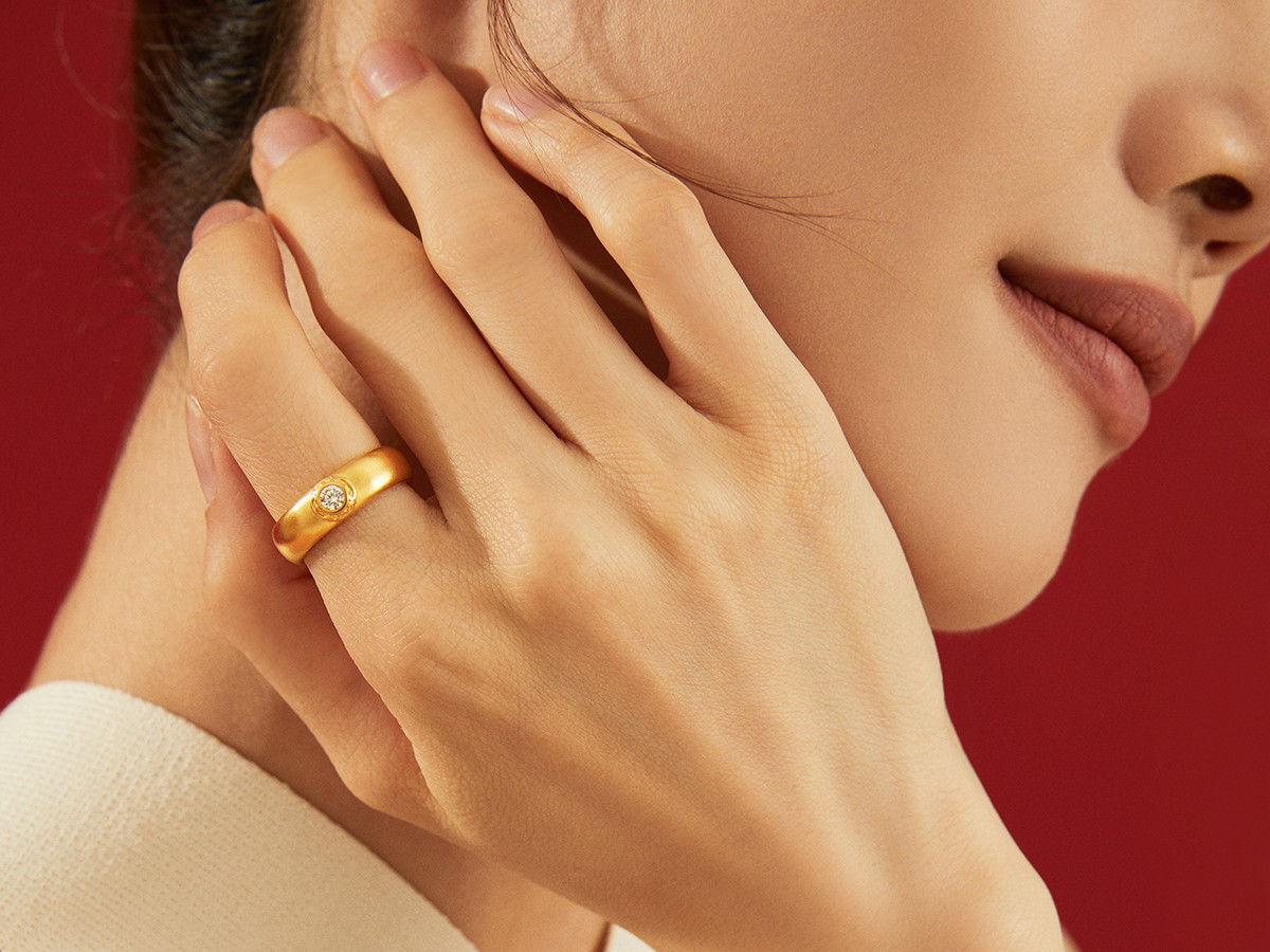 Gold jewellery combines beauty, practicality, and the potential for value retention and appreciation, making it an ideal choice for balancing emotional satisfaction and wealth management. Discover tips for selection and explore versatile designs to showcase your taste while integrating investment benefits!