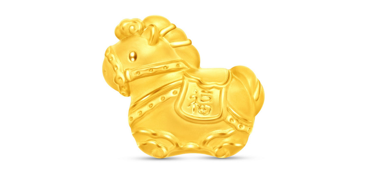 Adorned with a “福” (Fortune)–engraved saddle, the Fortune Horse 999 gold charm symbolizes enduring blessings and continuous good fortune.