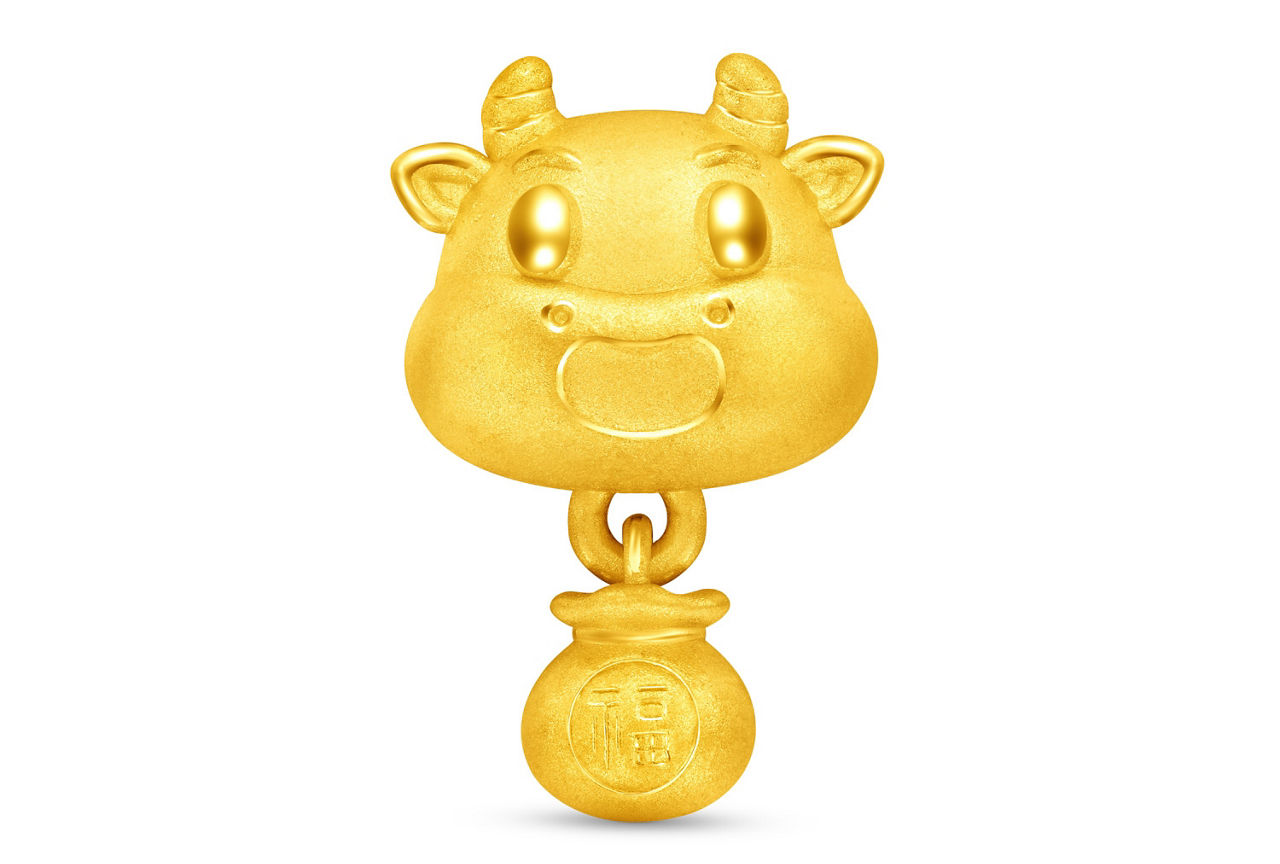Adorned with a lovable ox head and a "福"-marked fortune bag, this gold charm embodies luck, prosperity, and riches for the Year of the Ox.
