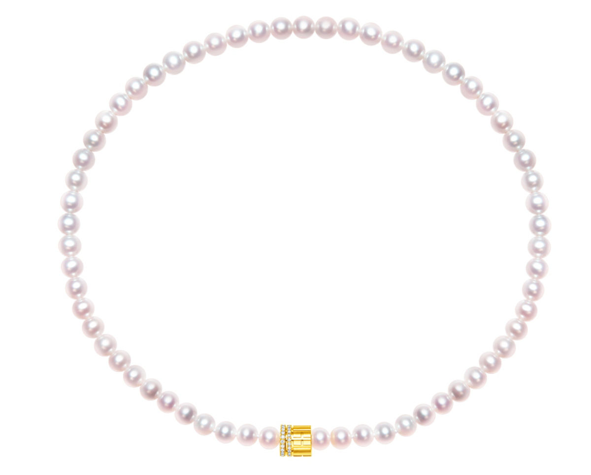 A simple but profound pearl necklace, highlighted by a finely engraved "福" (fortune) gold clasp. 