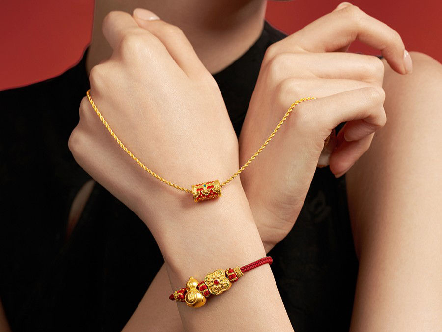 Explore the cultural meanings of gold jewelry, featuring classic designs like Pixiu bracelets, gourds, and Ruyi, along with a practical gift guide to help you select a precious gift full of blessings.