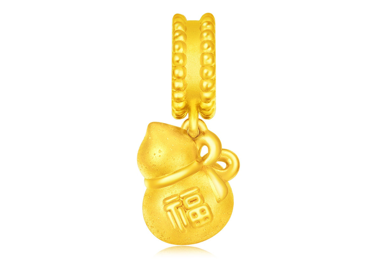 The "Fu" gold gourd pendant features a delicate and three-dimensional design, symbolizing blessings and prosperity.