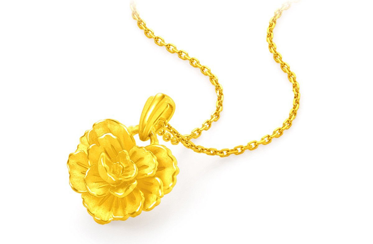 A carnation-shaped gold necklace is a warm choice for gifting elders during the Mid-Autumn Festival.