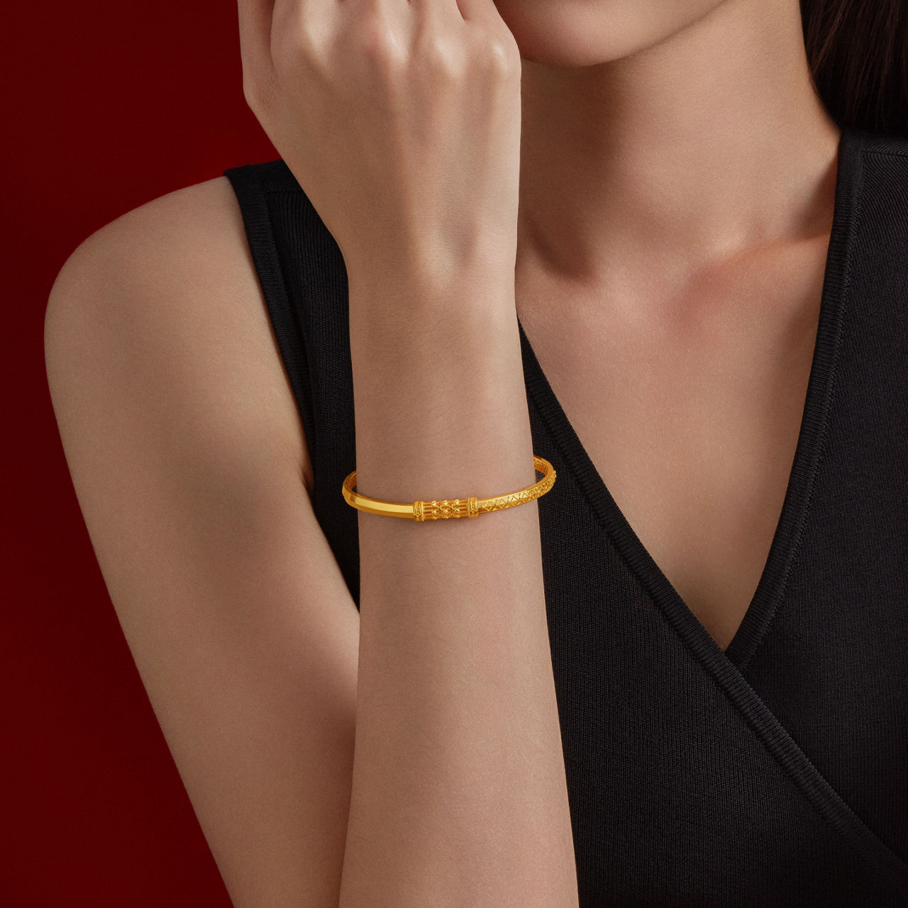 CTF • HUÁ CNY Firecracker 999 gold bangle – round band with 3D firecracker motifs, blending tradition with modern minimalism. 