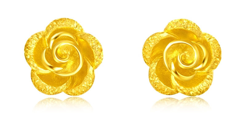 花漾盛綻足金耳環，寓意生活如繁花般絢爛，映襯媽媽的高雅氣質。