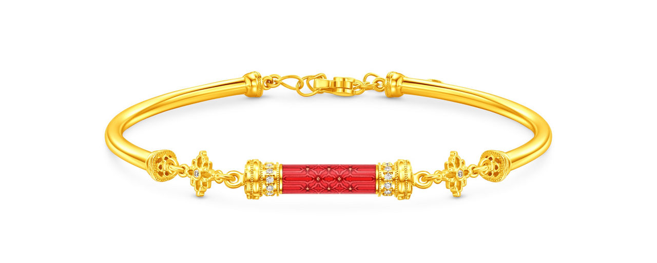 爆竹造型足金手鐲，寓意媽媽的生活如花火般燦爛，歲歲精彩。