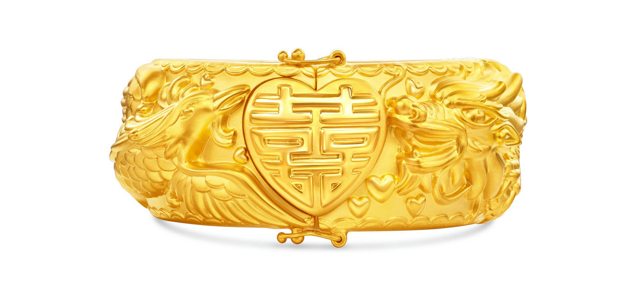 The 999 gold Dragon and Phoenix bangles symbolize mutual support and respect between the newlyweds.