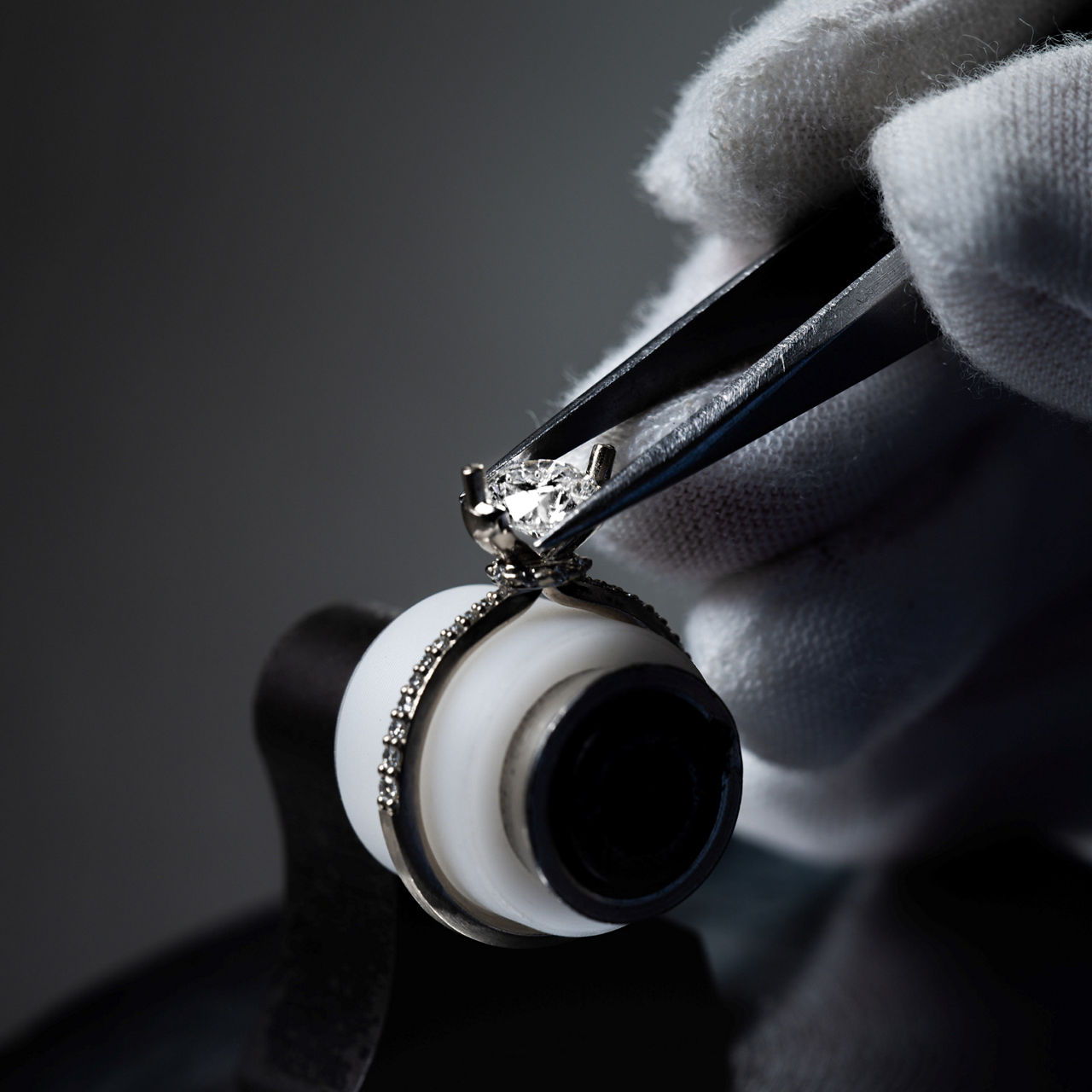 Fully understand the "4Cs" of diamonds to explore the balance between diamond quality and budget, and select the ideal diamond ring, earrings, and bracelet.
