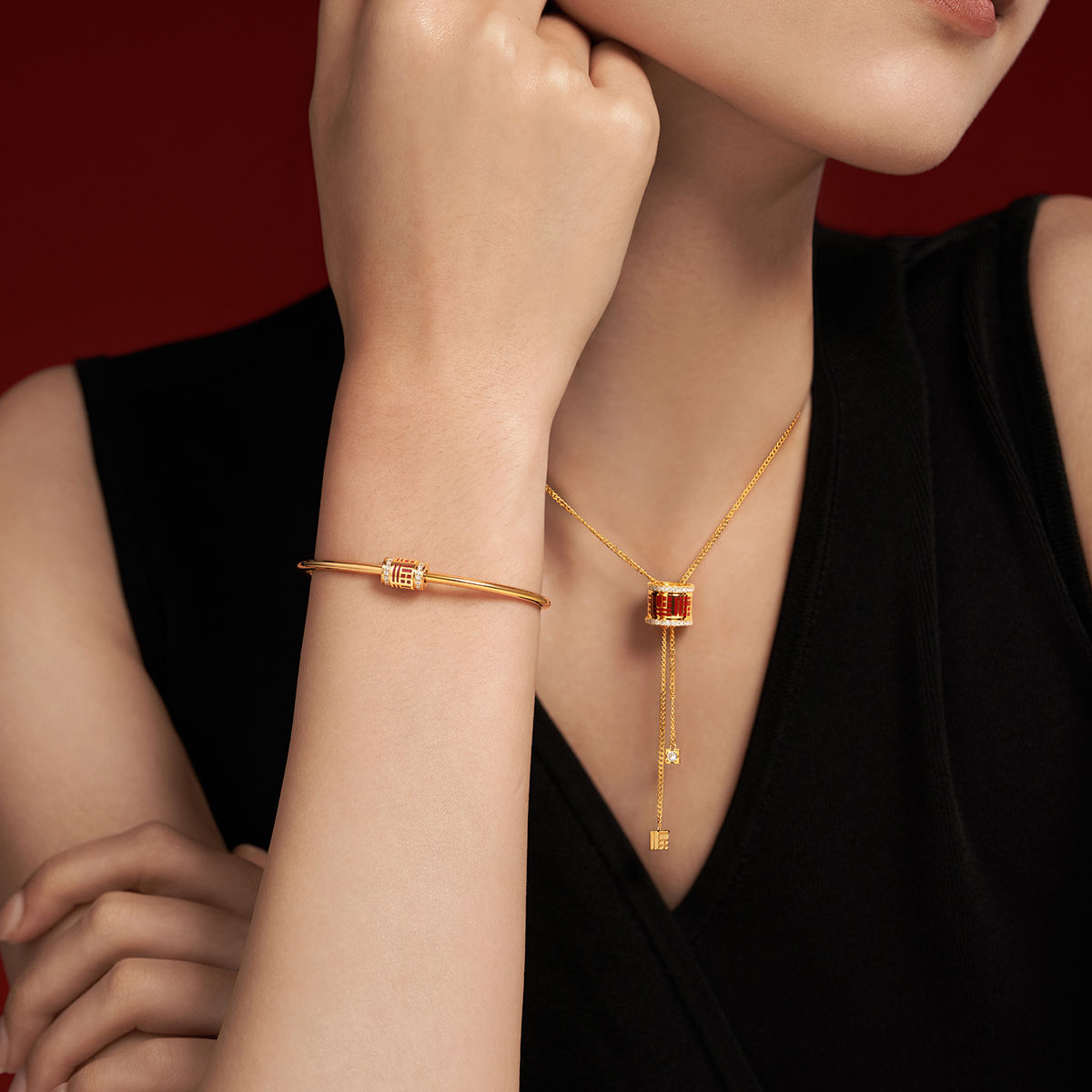 A 999 pure gold necklace inspired by the character "Fu(福)," adorned with diamonds, exudes unique elegance when worn.