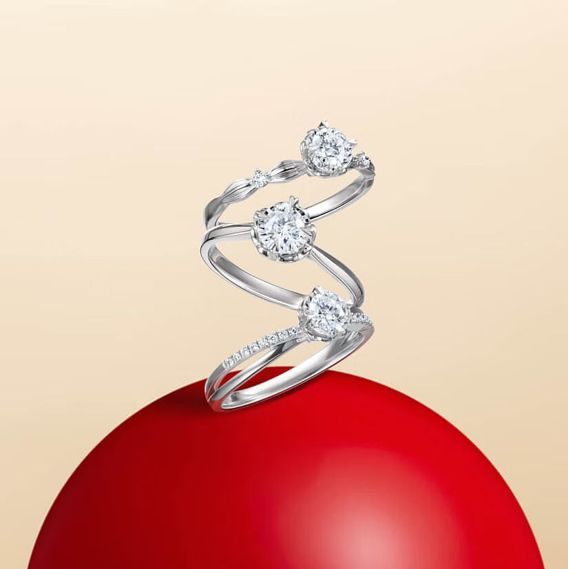 從測量方法到國際戒指尺寸對照，完整掌握戒指尺寸選擇要訣。周大福為你呈獻專業戒指尺寸指南，助你在求婚與婚禮等重要時刻，選出最契合的珠寶，締造永恆動人回憶。