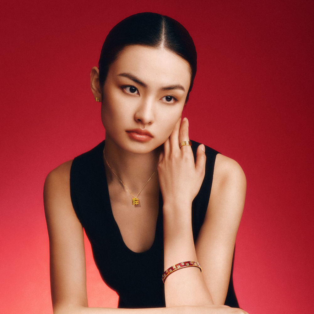 Gold earrings and necklace pairing, perfectly paired with an off-shoulder gown, exuding noble elegance.